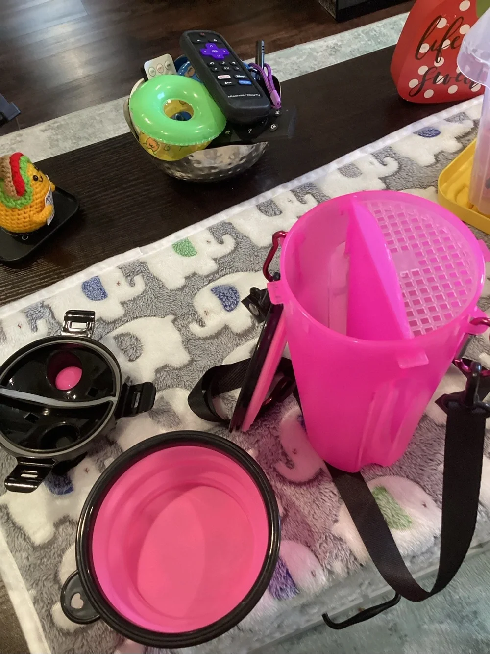NWOT - Hot Pink Water & Food Btle w/Blk Strap, Leash, Car Restraint, & Collar!!!